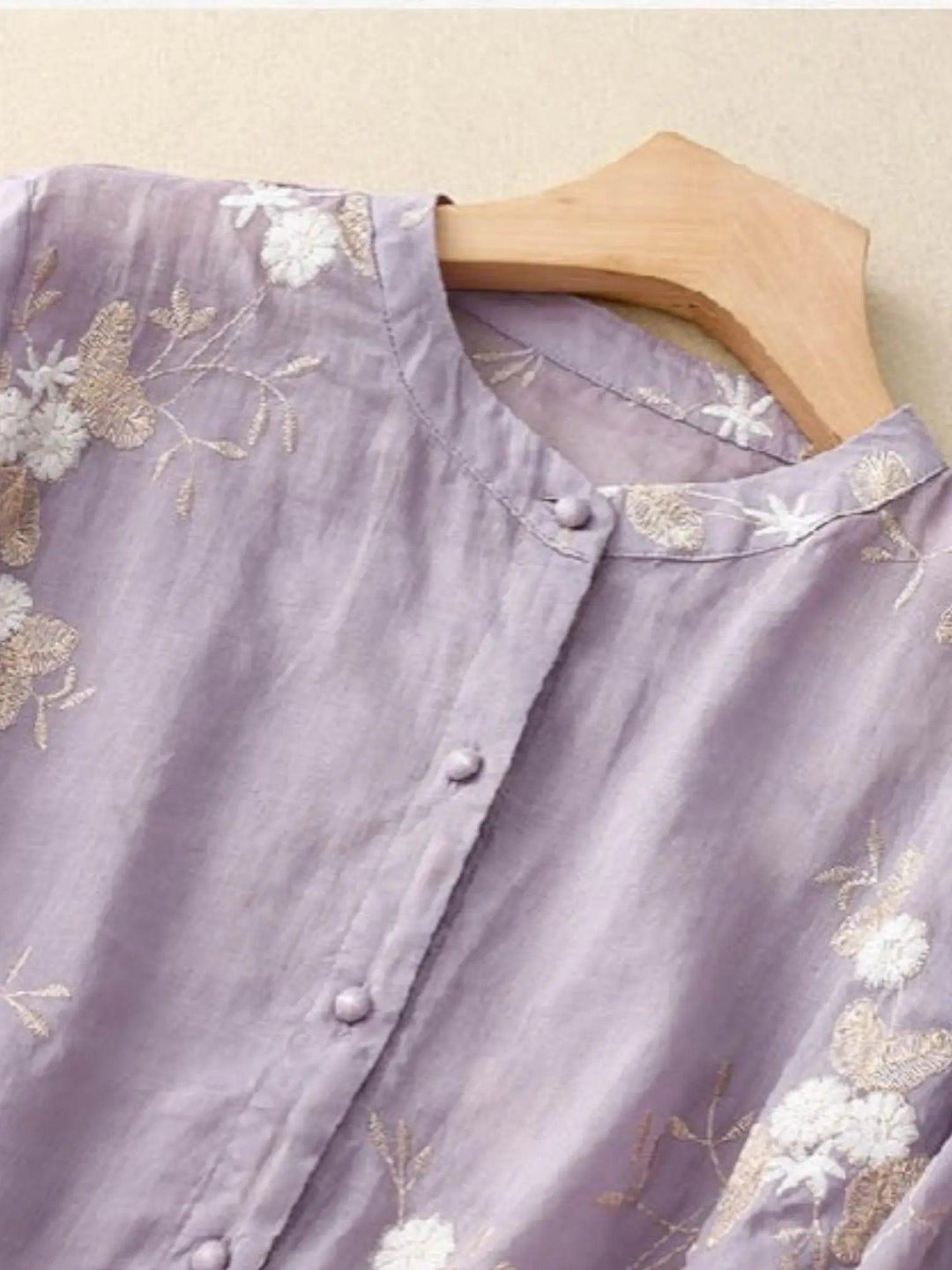 Woman wearing Floral Blouse with relaxed — view 5 | Lunova