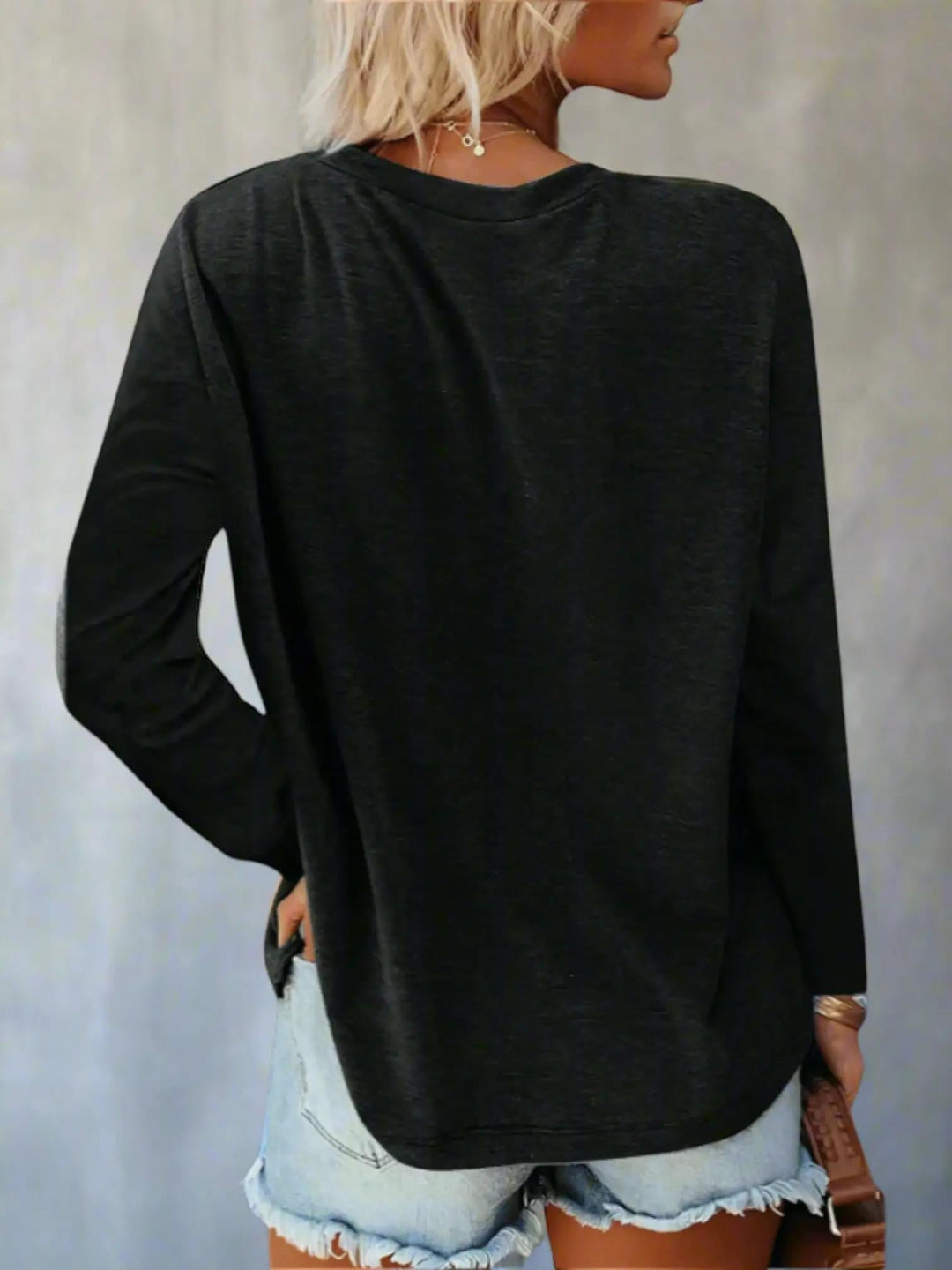 Woman wearing Long Sleeve Shirt with relaxed | Lunova