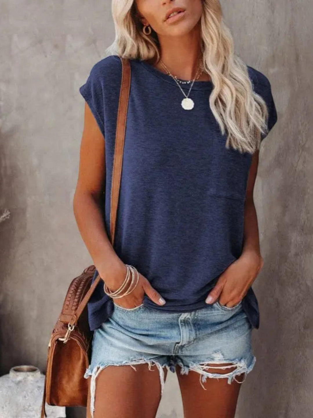 Woman wearing Short Sleeve T Shirt with crew-neck | Lunova