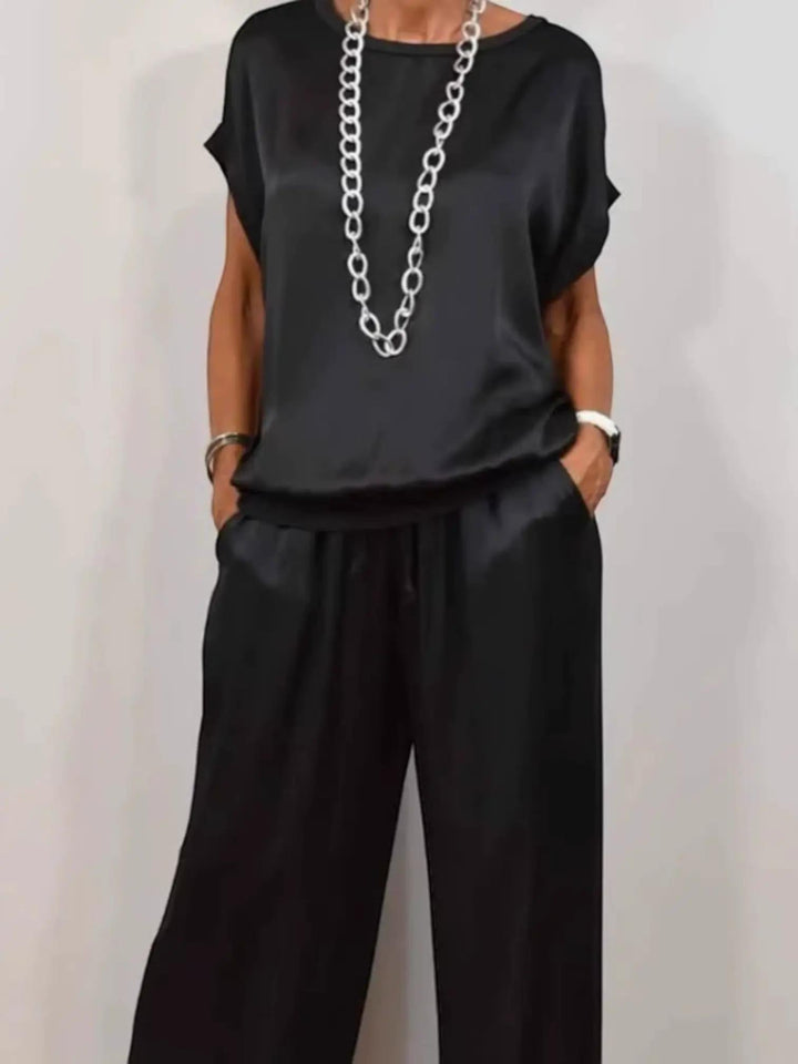 Woman wearing Two-Piece Set with drawstring, relaxed — view 4 | Lunova